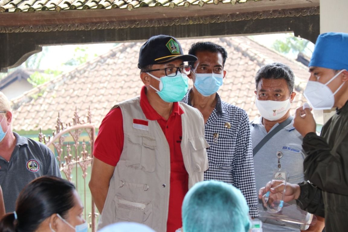 podiumnews.com-Sekda Tabanan Tinjau PAMSIMAS dan Percepatan Vaksinasi di Desa Belatungan